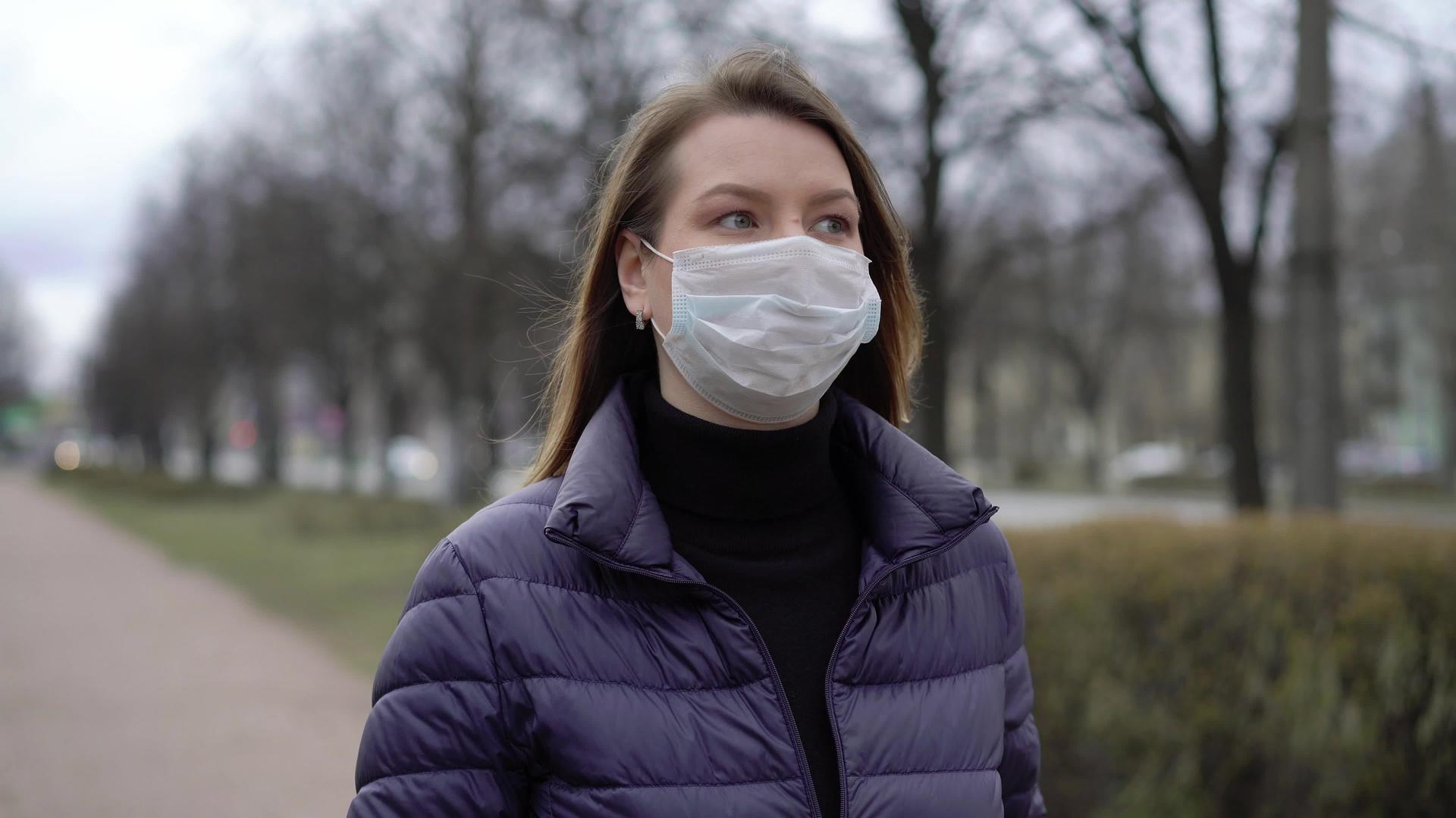 戴口罩的妇女在城市流行视频的预览图