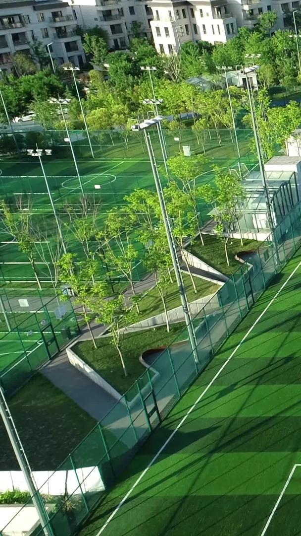 城市生态足球场航拍视频的预览图