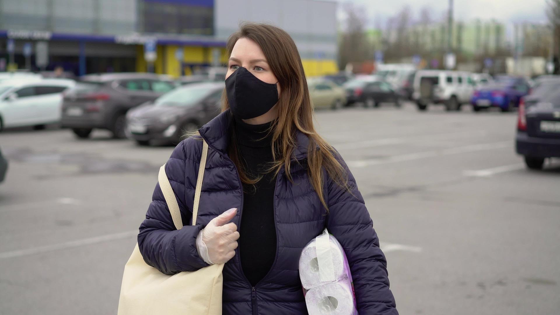 超市结束后女性面对商品保护口罩视频的预览图