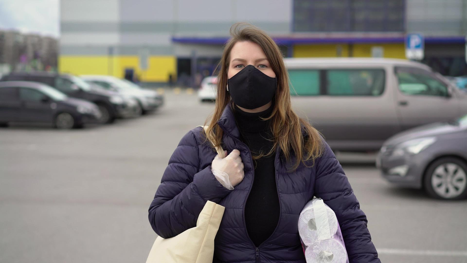 超市结束后女性面对商品保护口罩视频的预览图