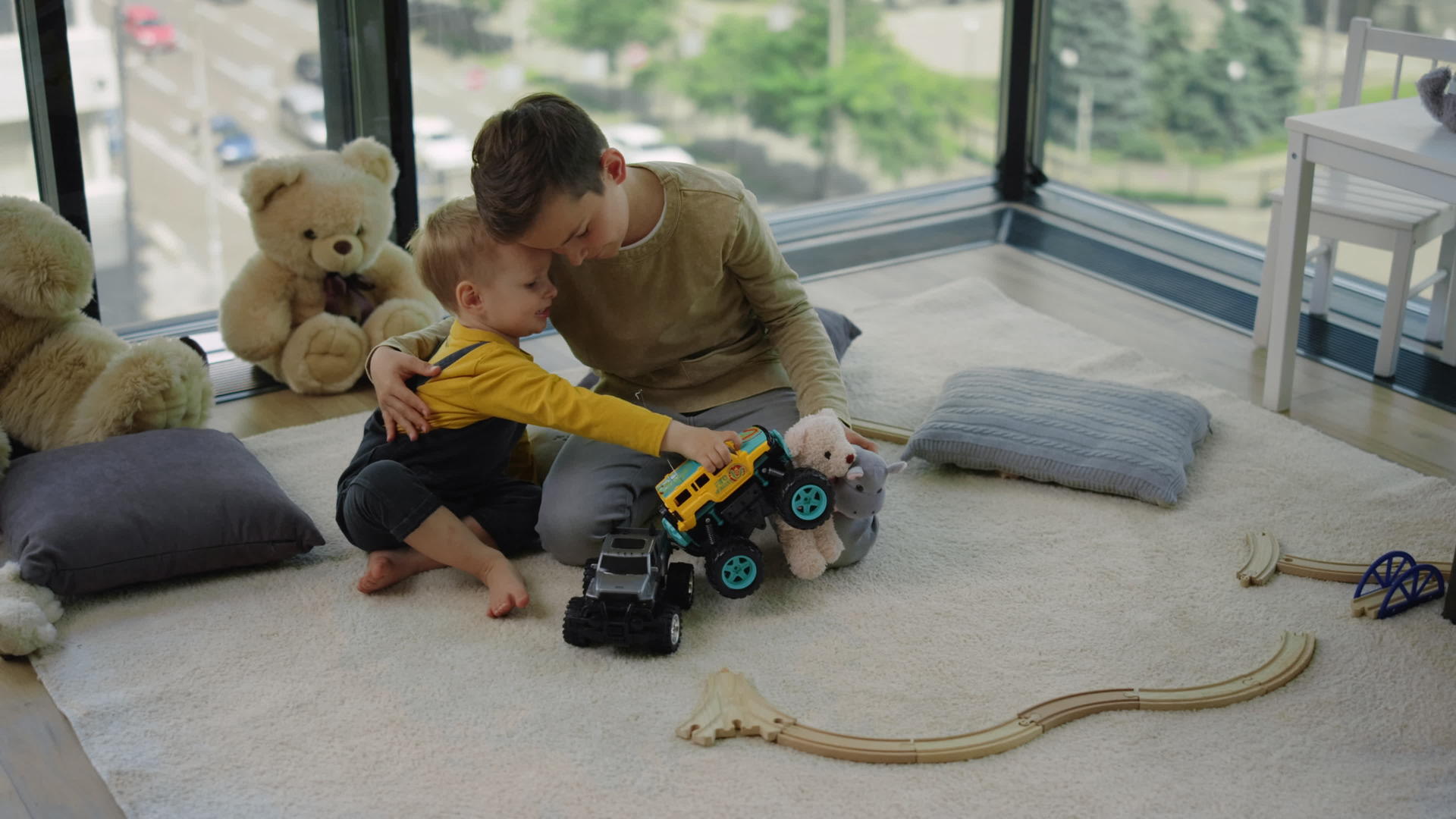 两兄弟在地毯上玩玩具车视频的预览图