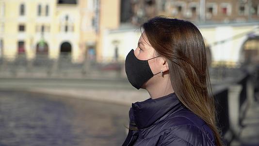 在城市里戴口罩的女人视频的预览图
