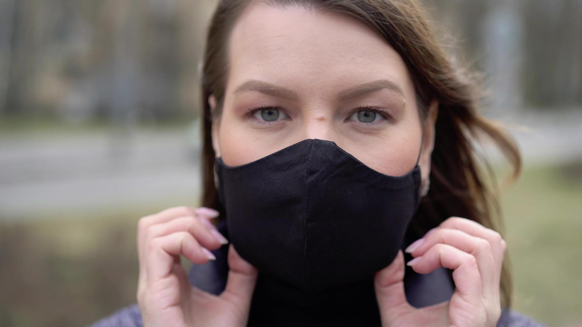 妇女在城市里戴着保护口罩很流行视频的预览图