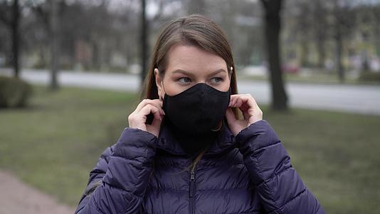 妇女在城市里戴着保护口罩很流行视频的预览图