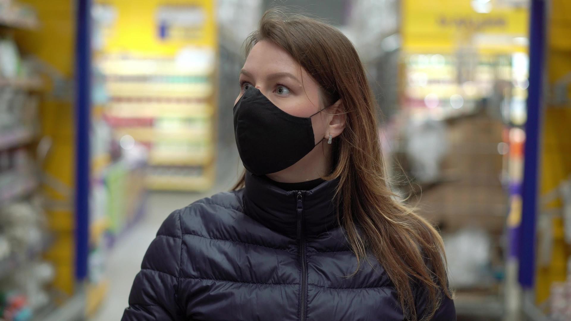 在一家超市商店的车厢里安装了防护罩视频的预览图