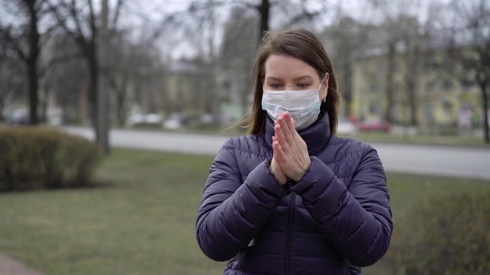一个城市的妇女戴着保护面具视频的预览图