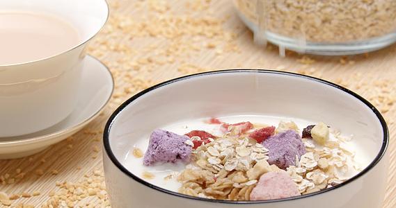 早餐酸奶中加入燕麦片视频的预览图