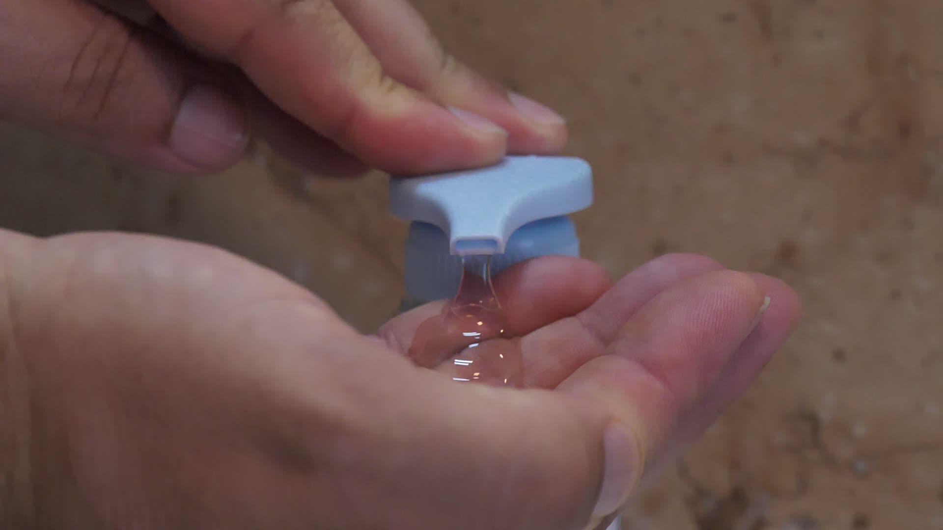 男人用慢动作压肥皂泵视频的预览图