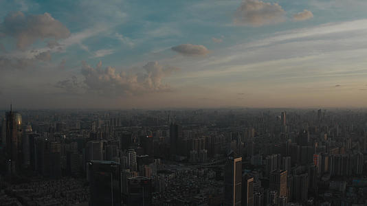 广州夕阳下的蓝天白云视频的预览图
