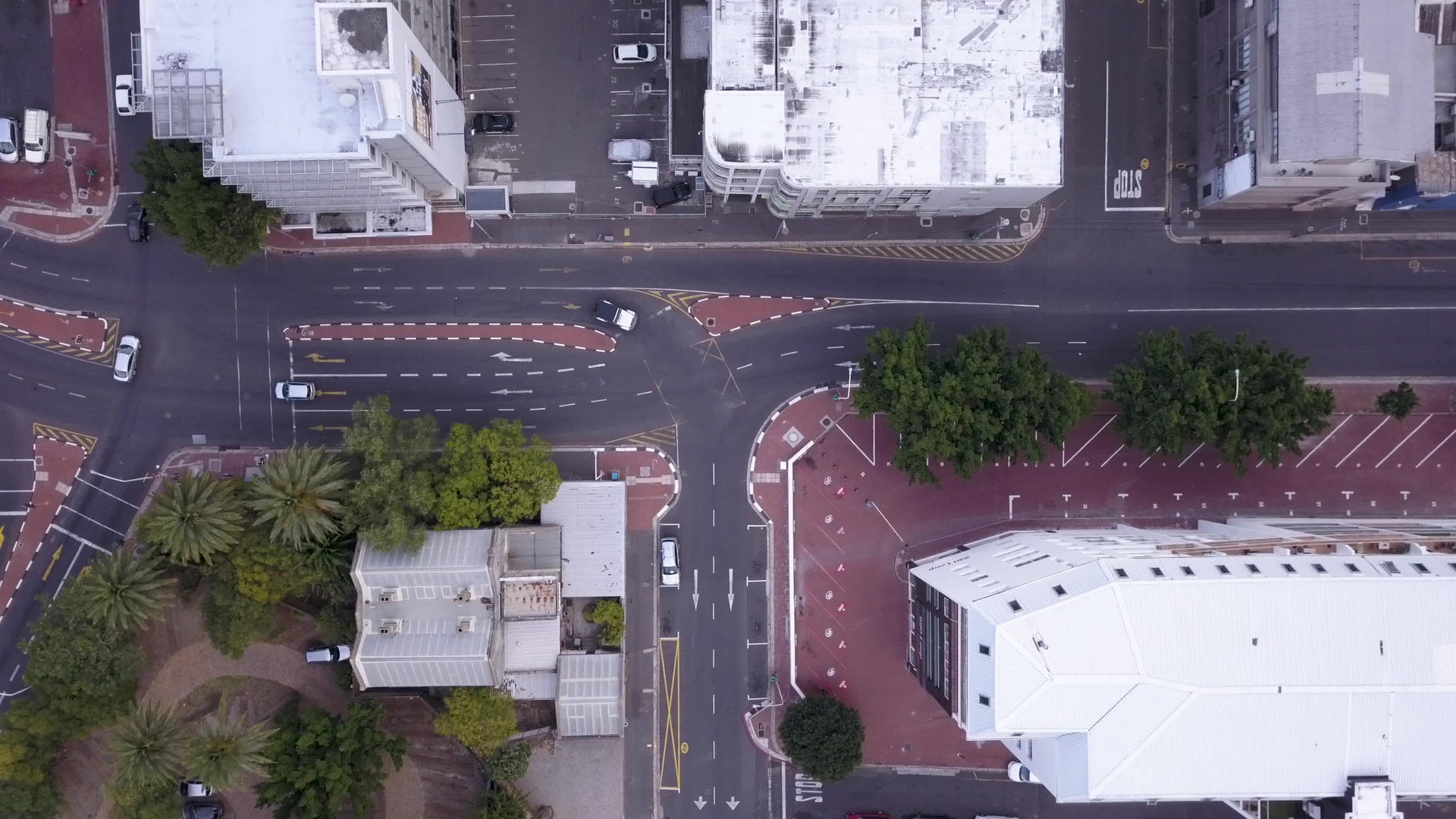 空中街道和十字路口的空中视图视频的预览图