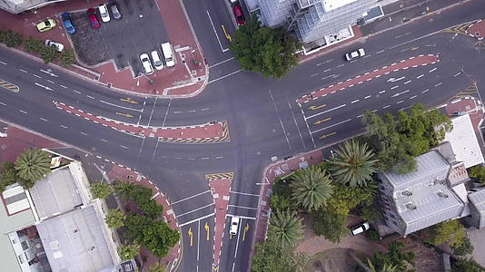 锁定时空交通十字路口的空中视图视频的预览图