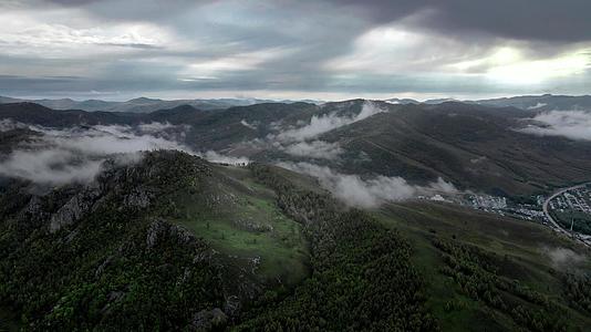 祖国风景草原4K实拍云海山雾视频的预览图