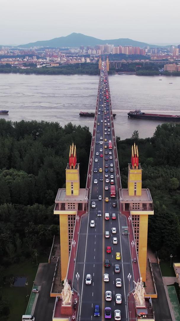航拍南京长江大桥桥面车流视频的预览图