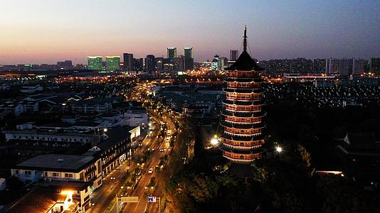 航拍夜晚的苏州北寺塔景点视频的预览图