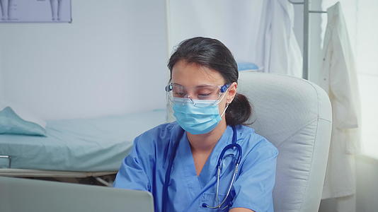 佩戴保护性口罩的医务人员视频的预览图