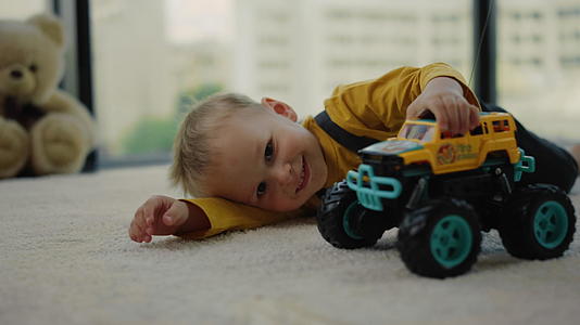 玩具车和婴儿视频的预览图
