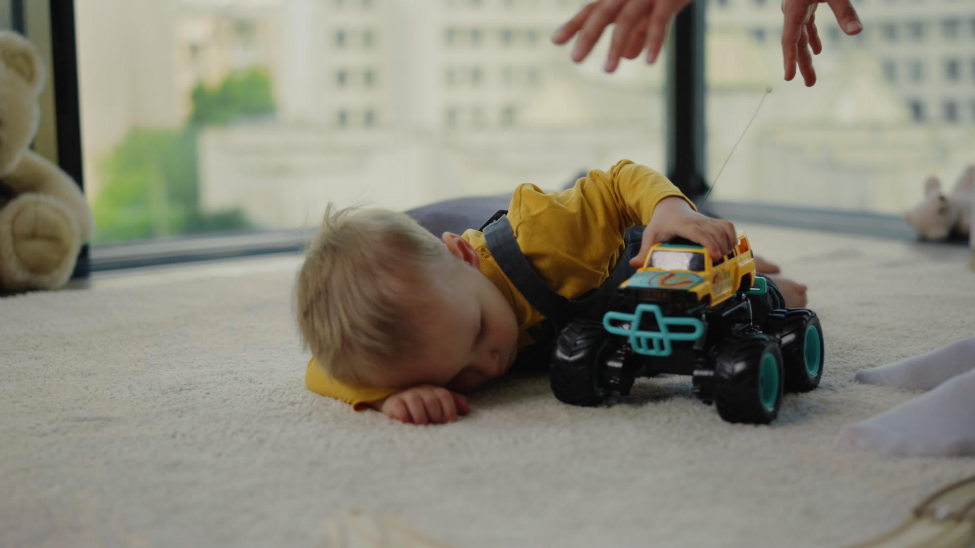 婴儿在他旁边的地毯上玩耍他的兄弟陪着他视频的预览图