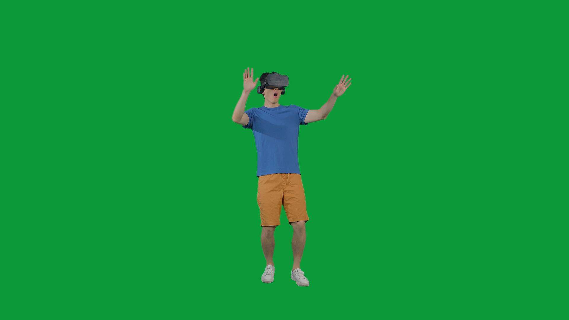4K绿幕男青年沉浸VR虚拟游戏视频的预览图