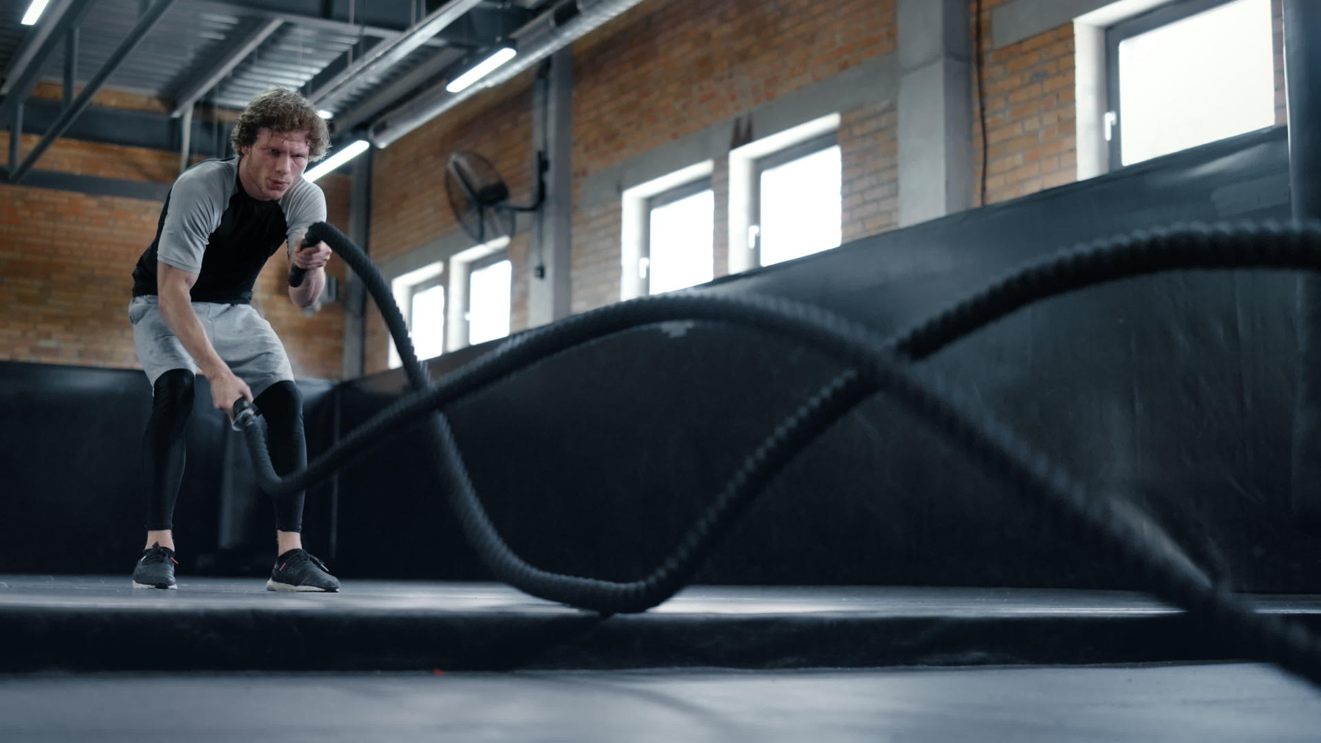 好斗的拳击手在健身房锻炼使用战绳的运动员视频的预览图