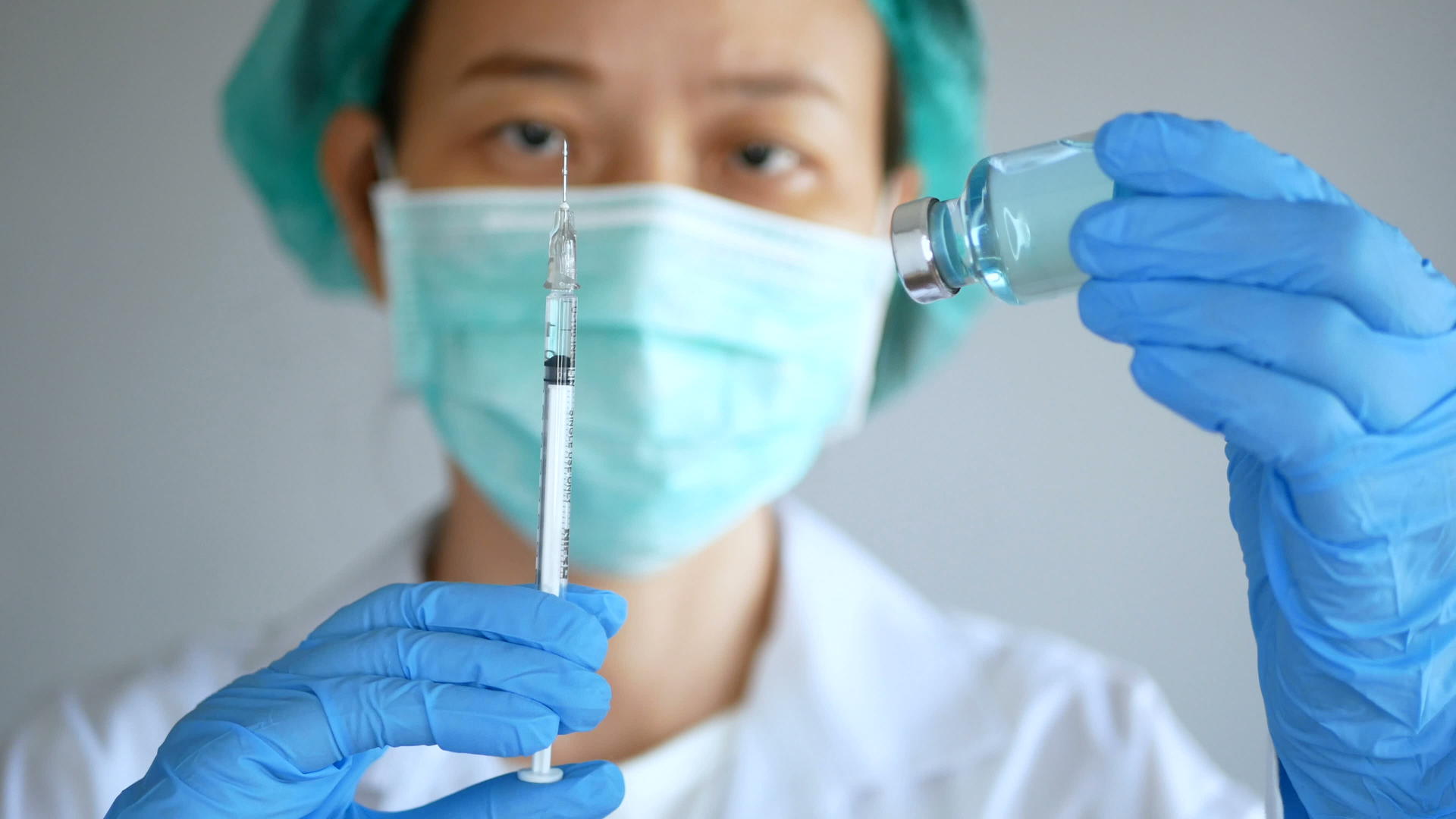 亚洲医生准备接种疫苗视频的预览图