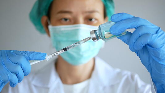 疫苗接种亚洲医生准备从疫苗瓶中注射疫苗视频的预览图