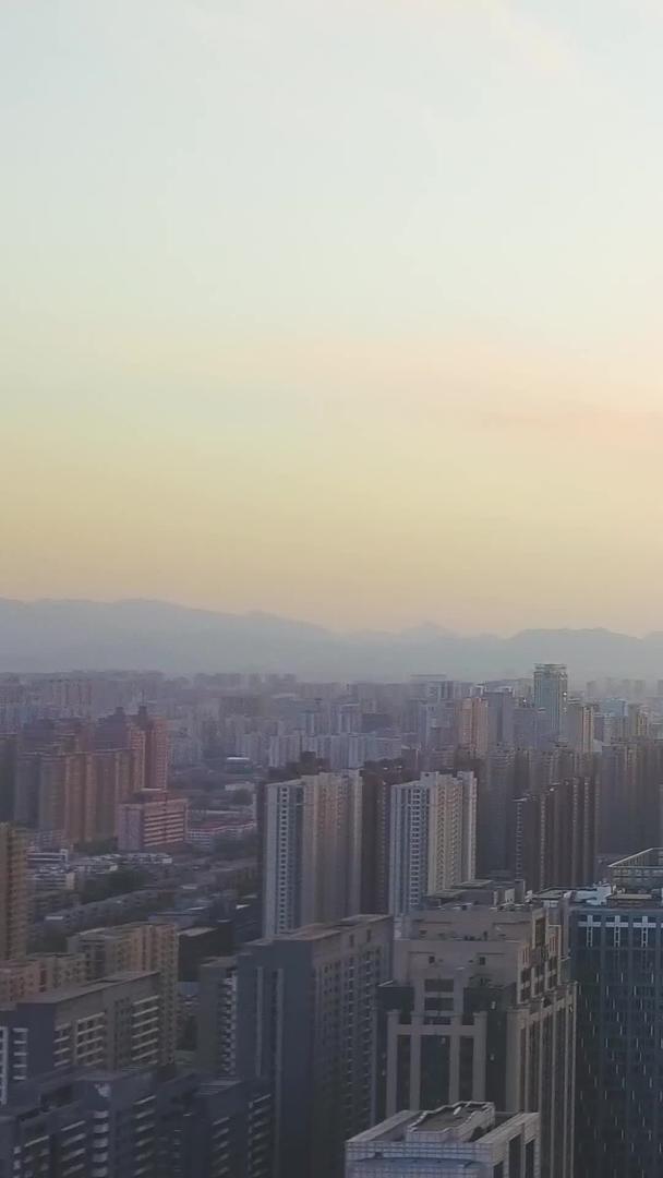 城市上空航拍的夕阳视频的预览图