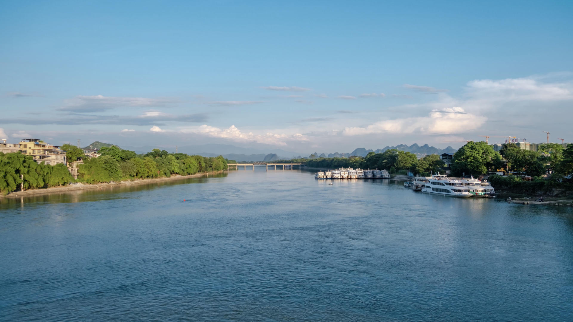 桂林漓江大桥上漓江两岸风光8k延时视频的预览图