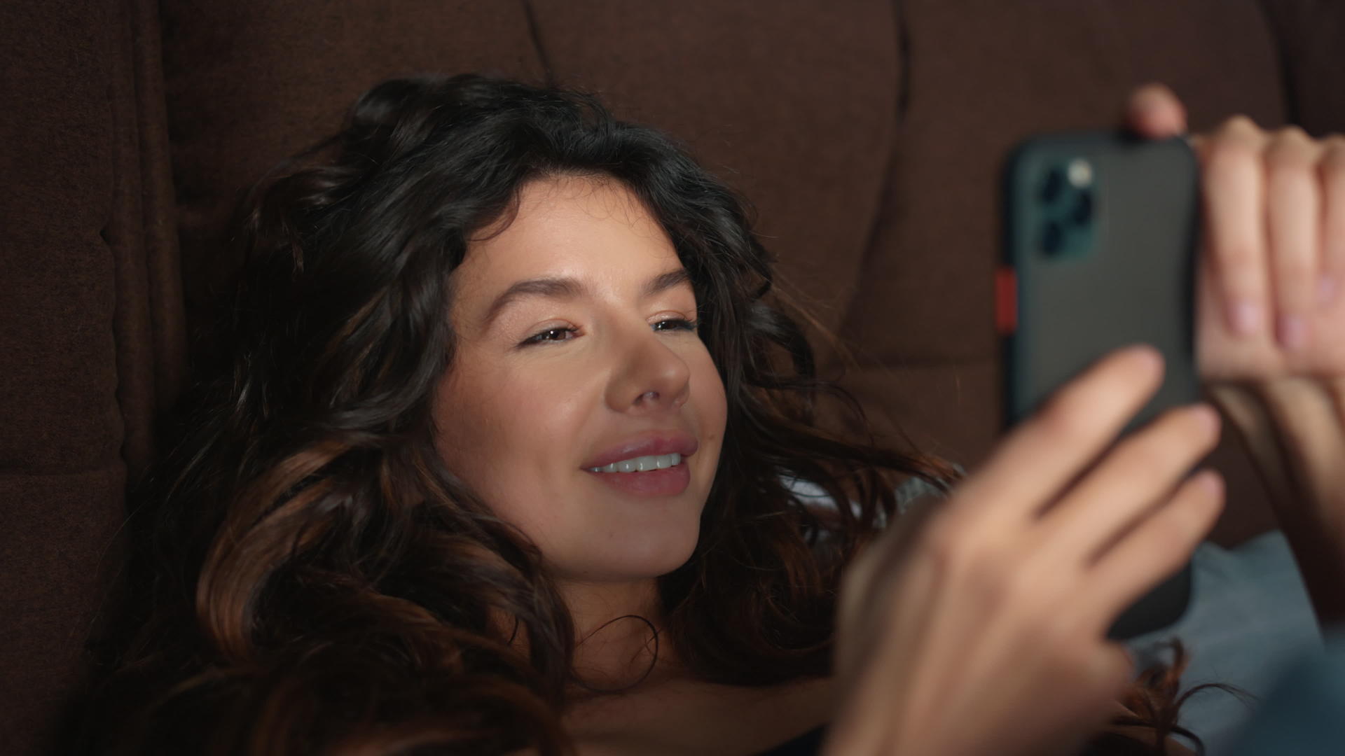 躺在床上有手机的女人视频的预览图