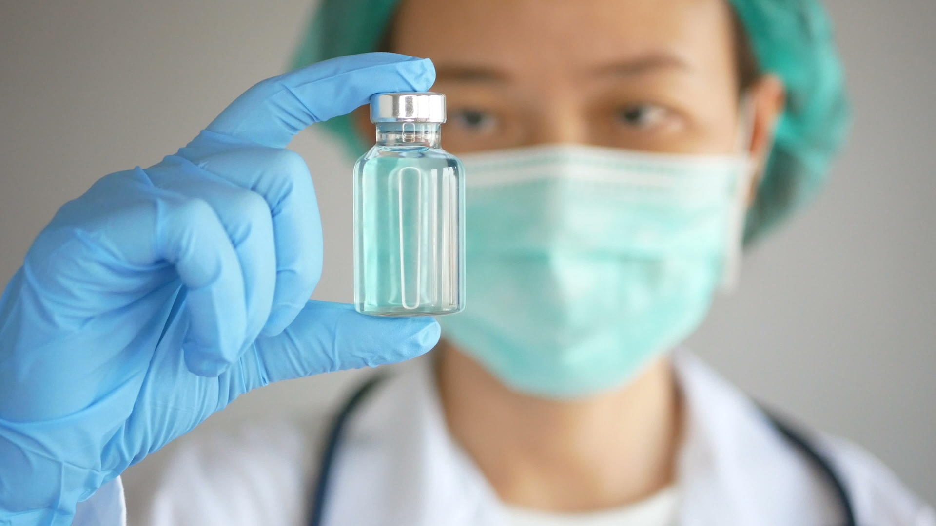 4K亚洲女医生手持疫苗接种视频的预览图