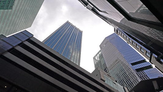 摩天大楼唱歌时视频的预览图