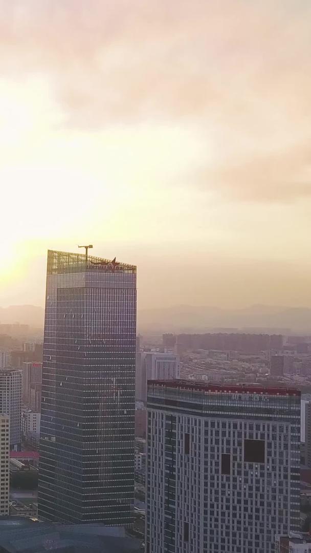 城市上空航拍的夕阳视频的预览图