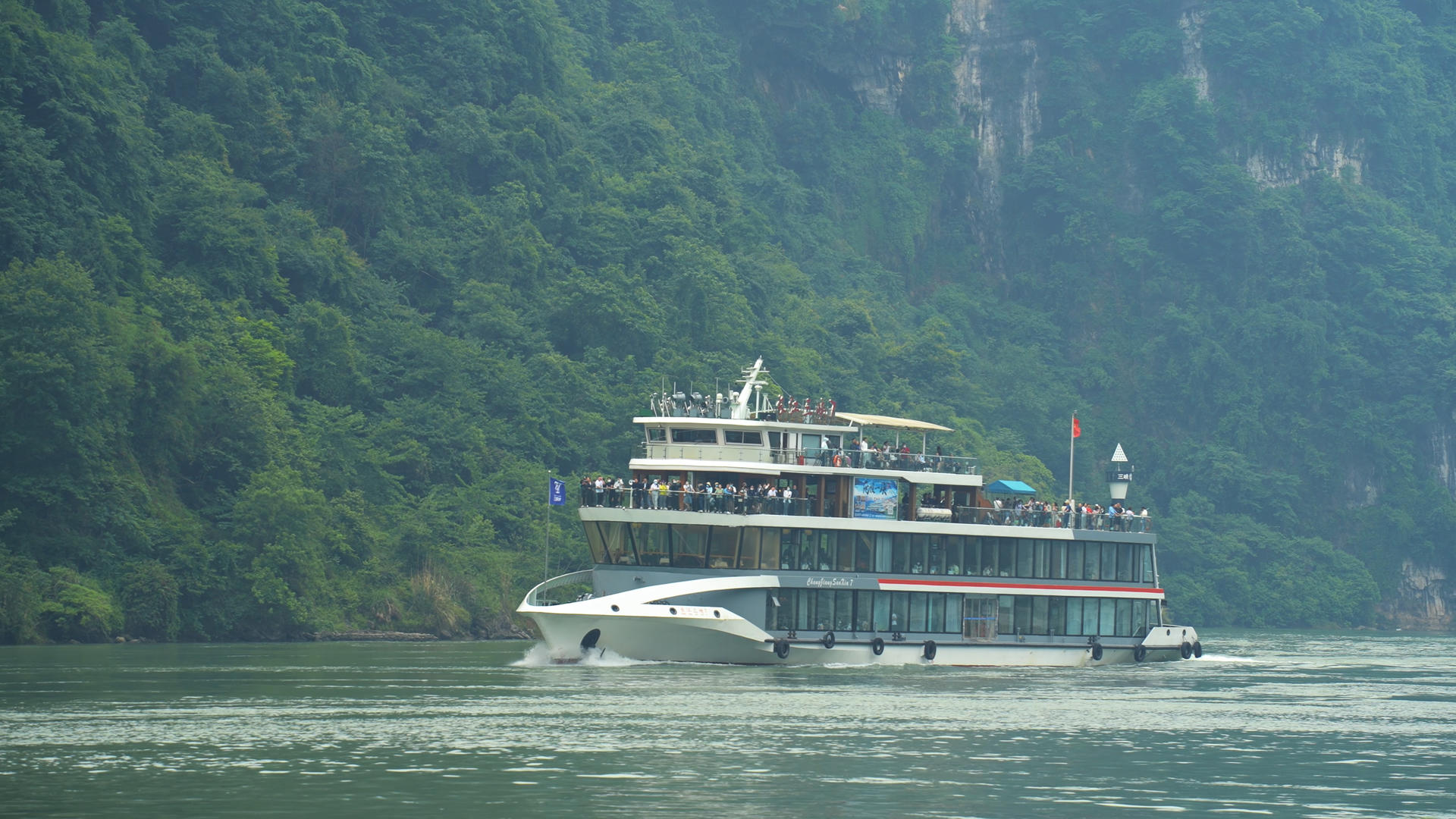 长江三峡湖北宜昌旅游客运游轮4k素材视频的预览图