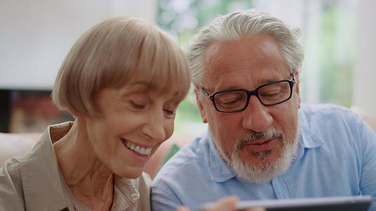 微笑的祖父母在网上聊孙子聊天视频的预览图
