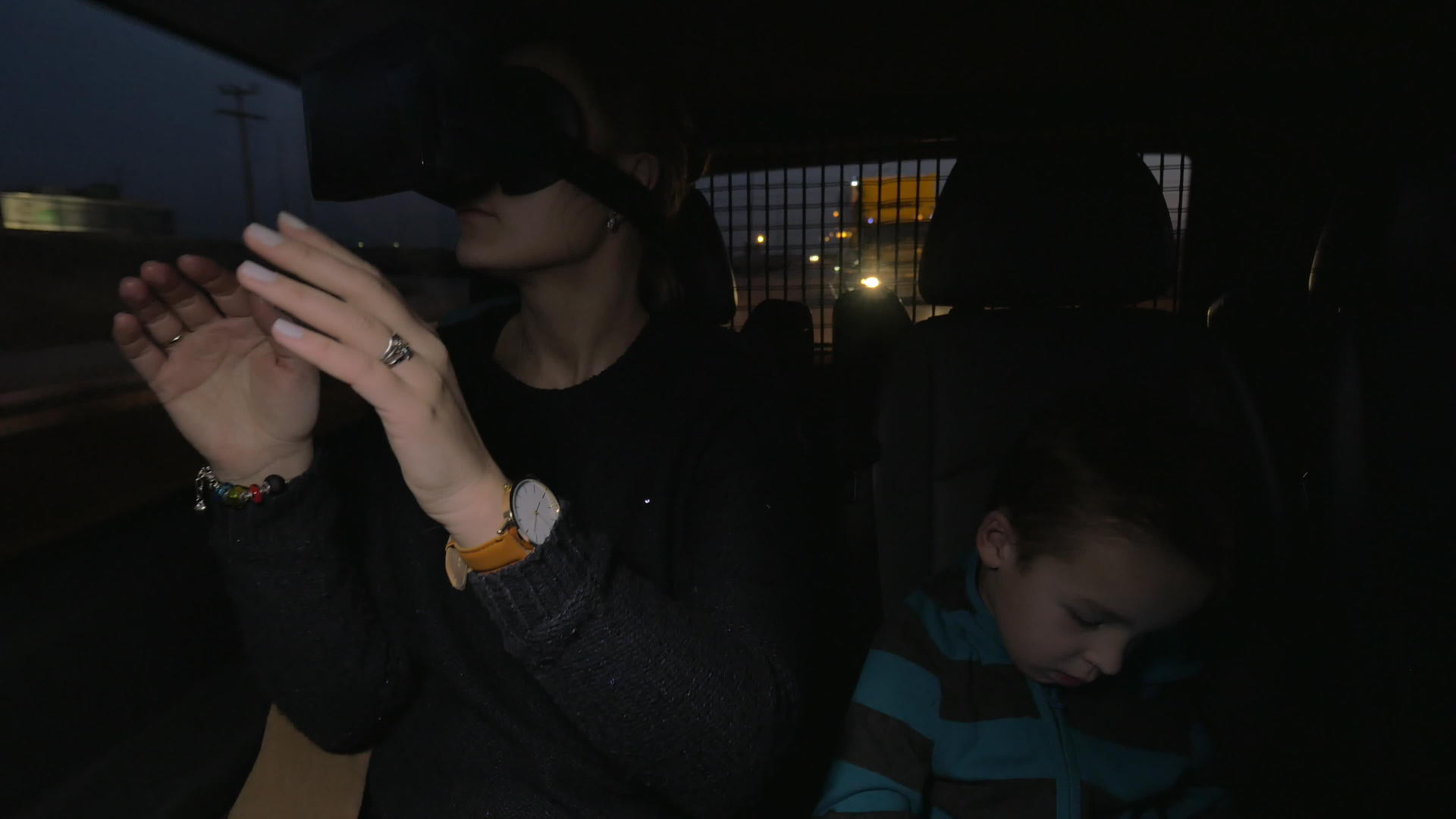 一位年轻的母亲坐在她的小儿子旁边戴着虚拟真实眼镜戴着虚拟真实眼镜视频的预览图