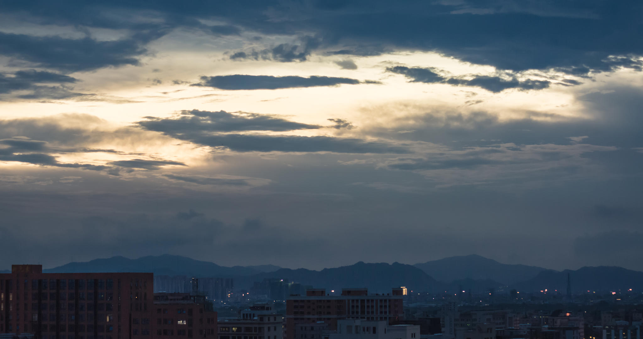 城市上空最后的夕阳4K素材视频的预览图
