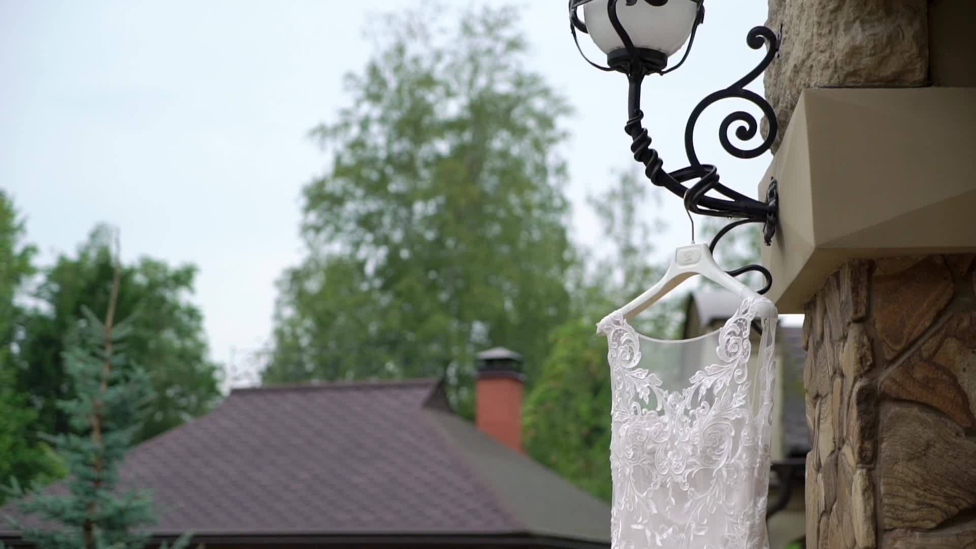 白色婚纱蕾丝婚纱露室视频的预览图