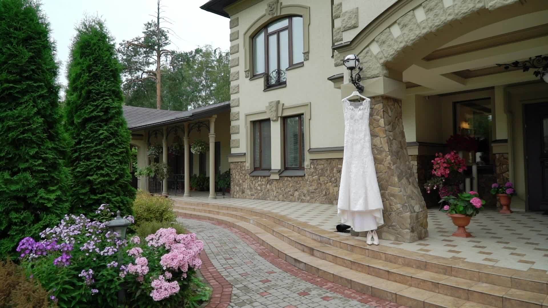 白色婚纱蕾丝婚纱露室视频的预览图