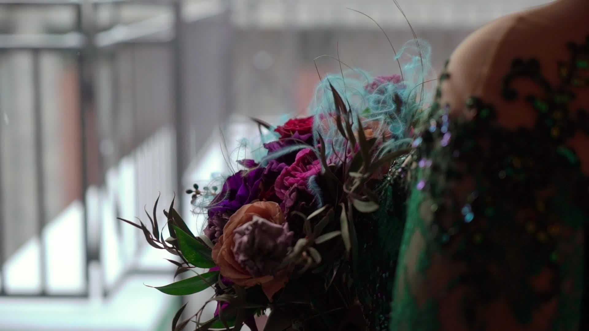 穿着绿色裙子的女人和庆祝婚礼的花束视频的预览图