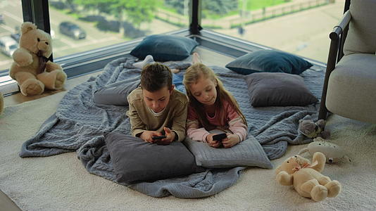 孩子们在家玩游戏视频的预览图