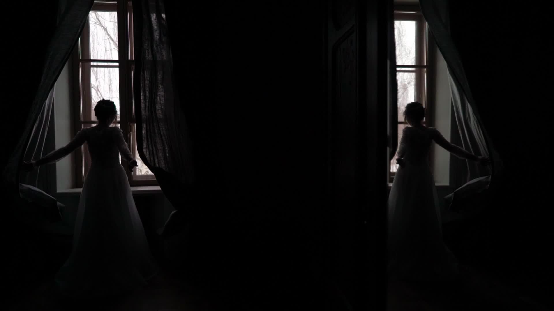 新娘穿着婚纱打开房间的窗帘视频的预览图