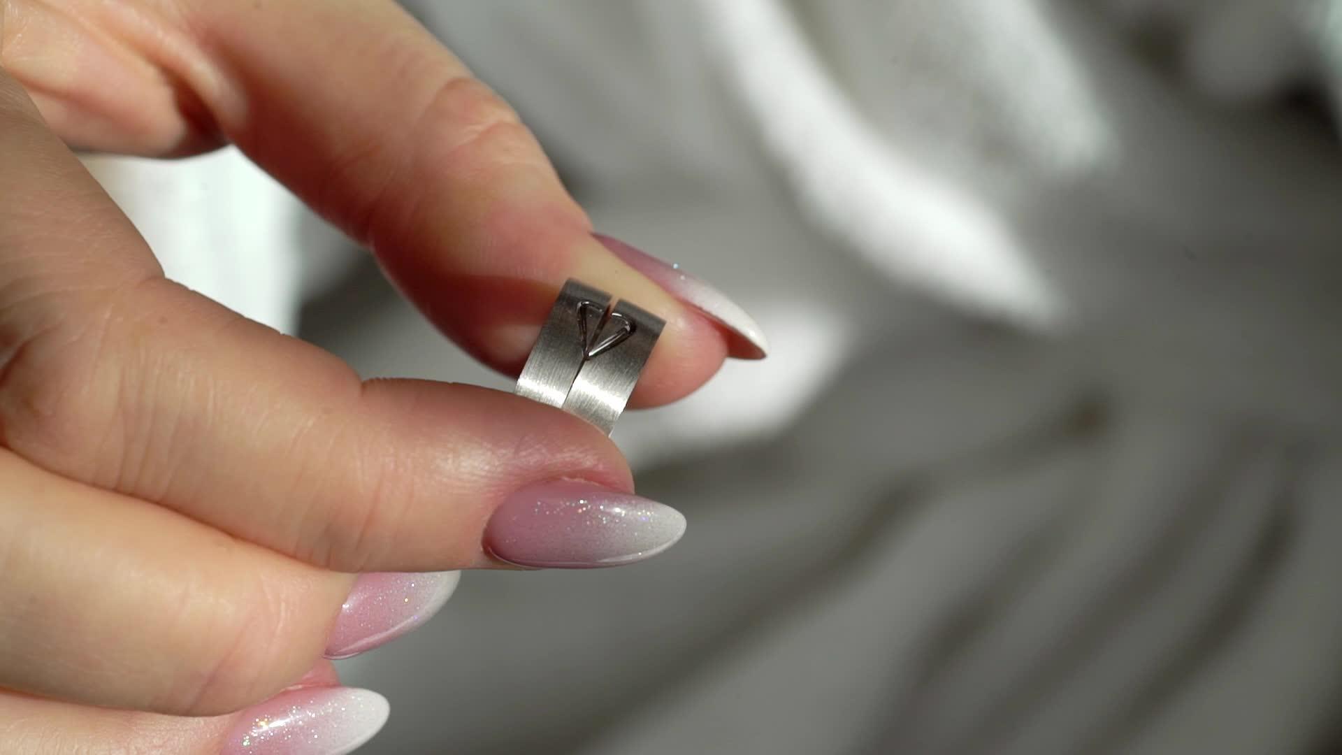女人拿着结婚戒指视频的预览图