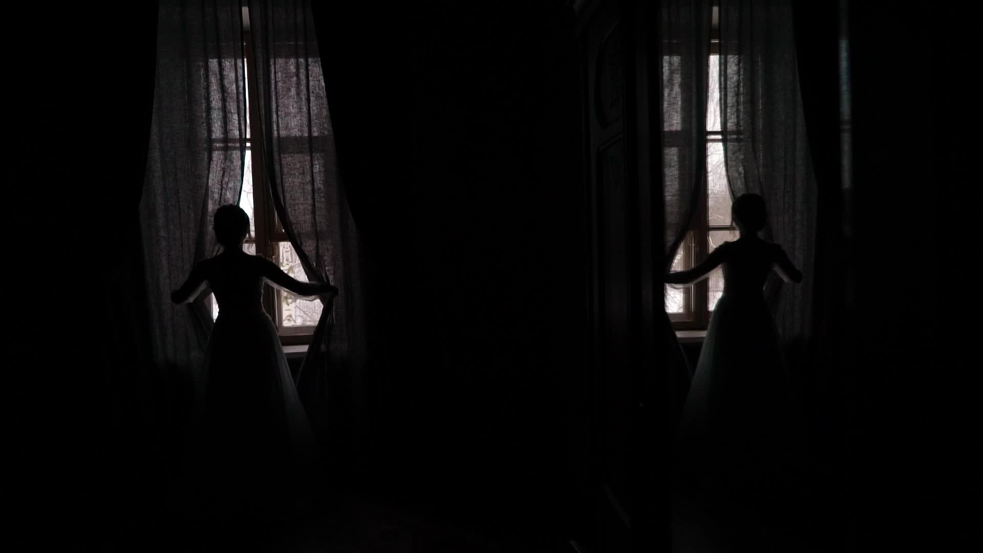 新娘穿着婚纱打开房间的窗帘视频的预览图