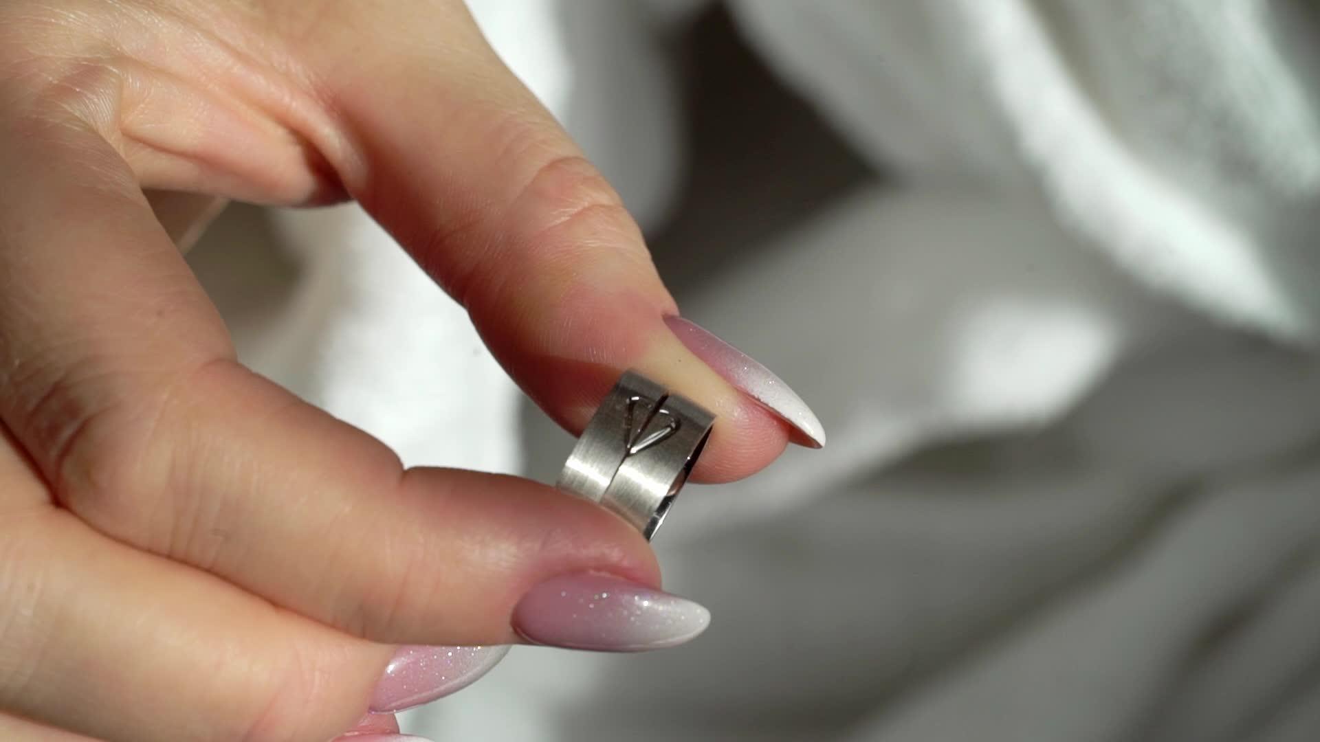 女人拿着结婚戒指视频的预览图