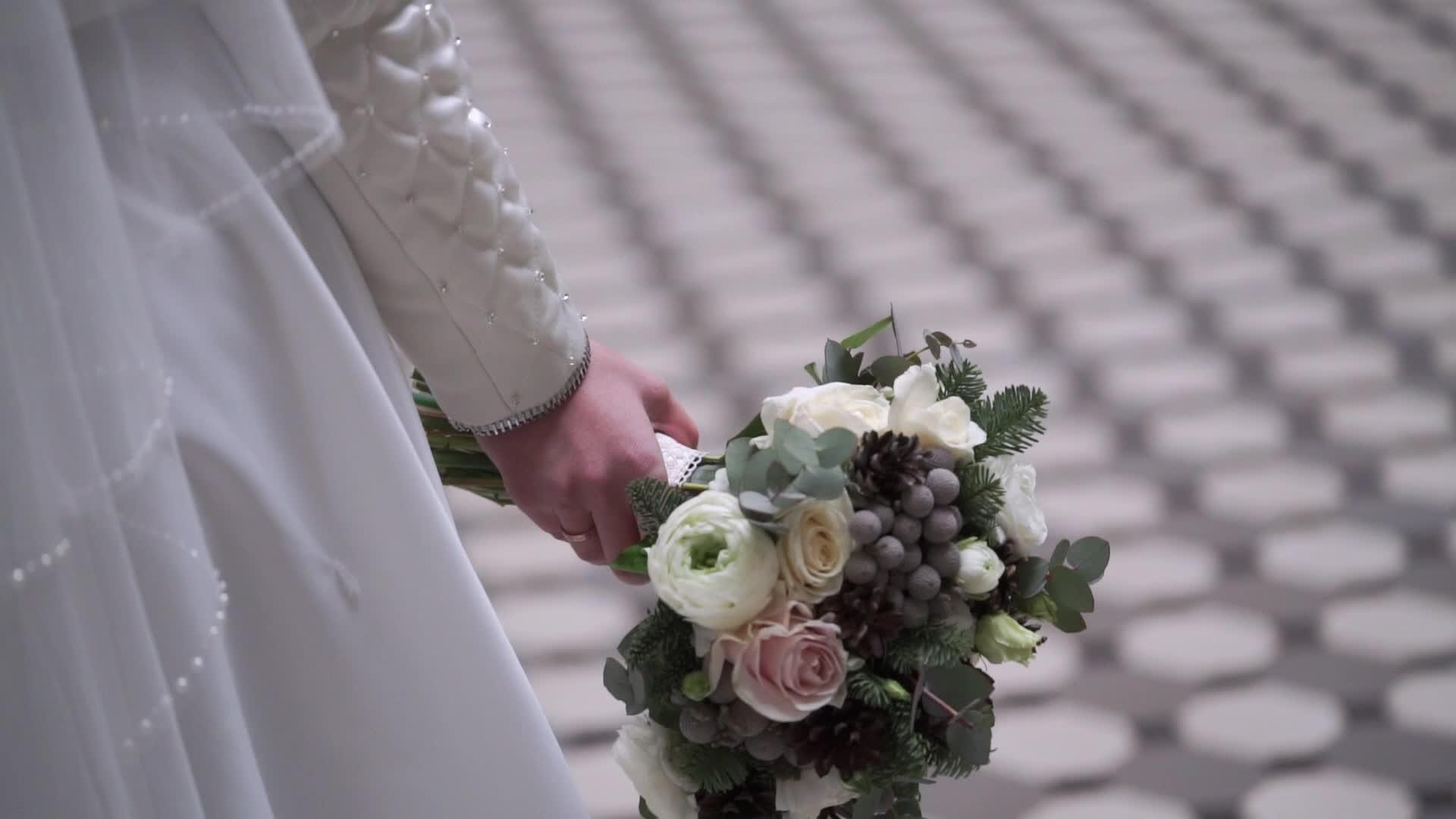 带结婚花束的年轻新娘视频的预览图