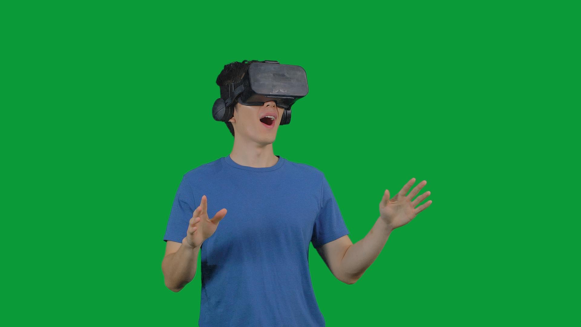 4K绿幕男性体验VR虚拟游戏视频的预览图