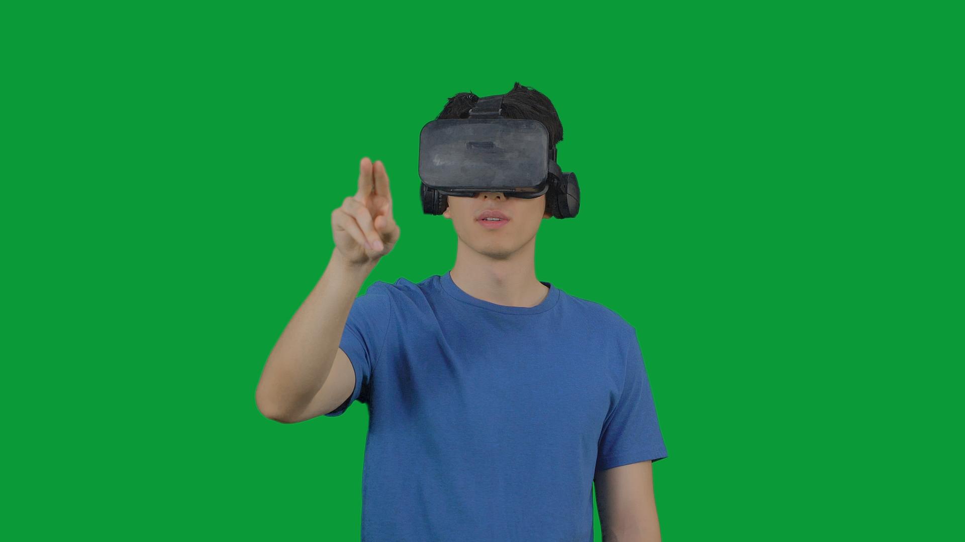 4K绿幕男性点触虚拟显示视频的预览图