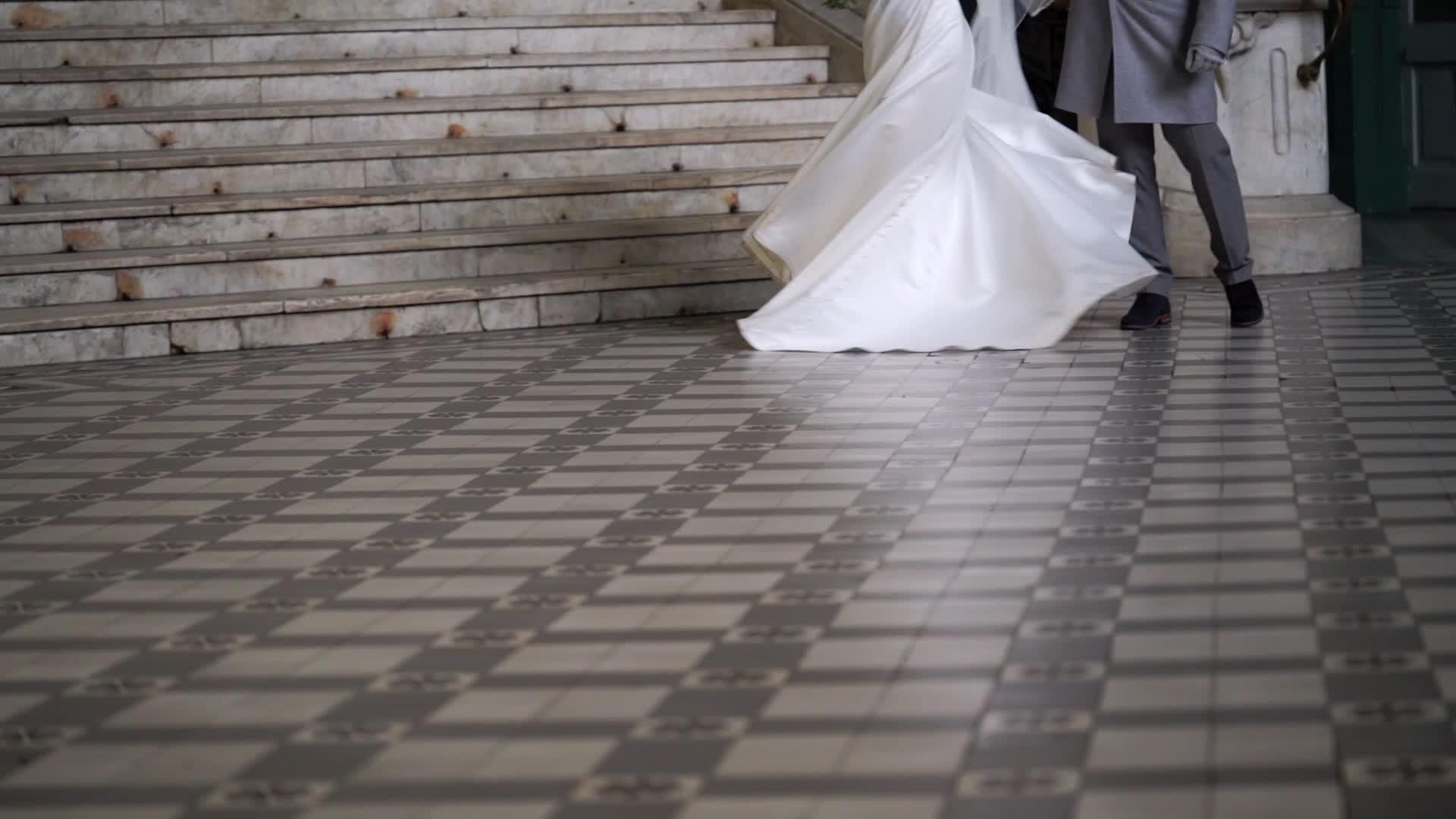 新娘在新郎挥舞的婚纱附近盘旋视频的预览图