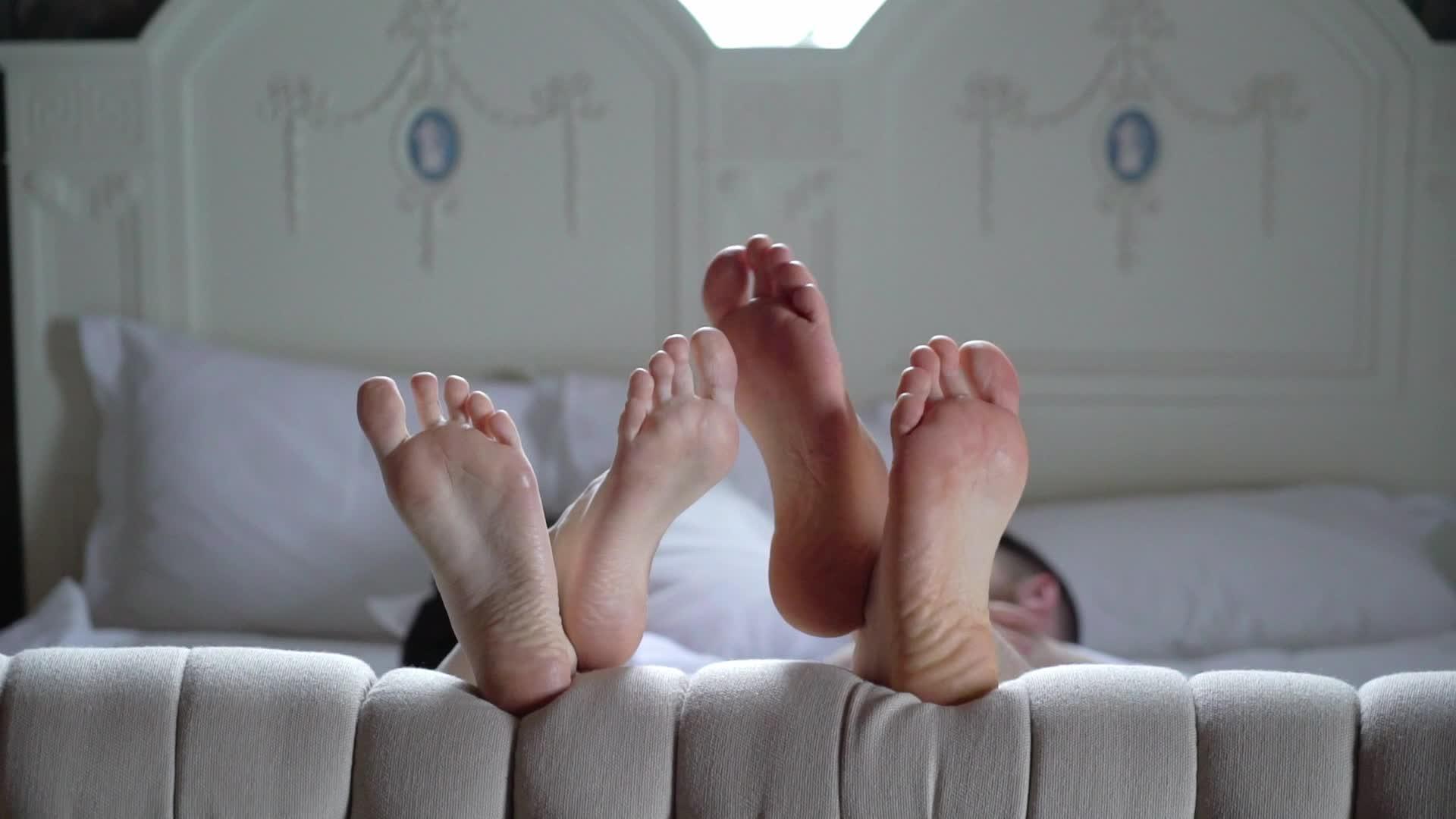 年轻夫妇睡在床上视频的预览图