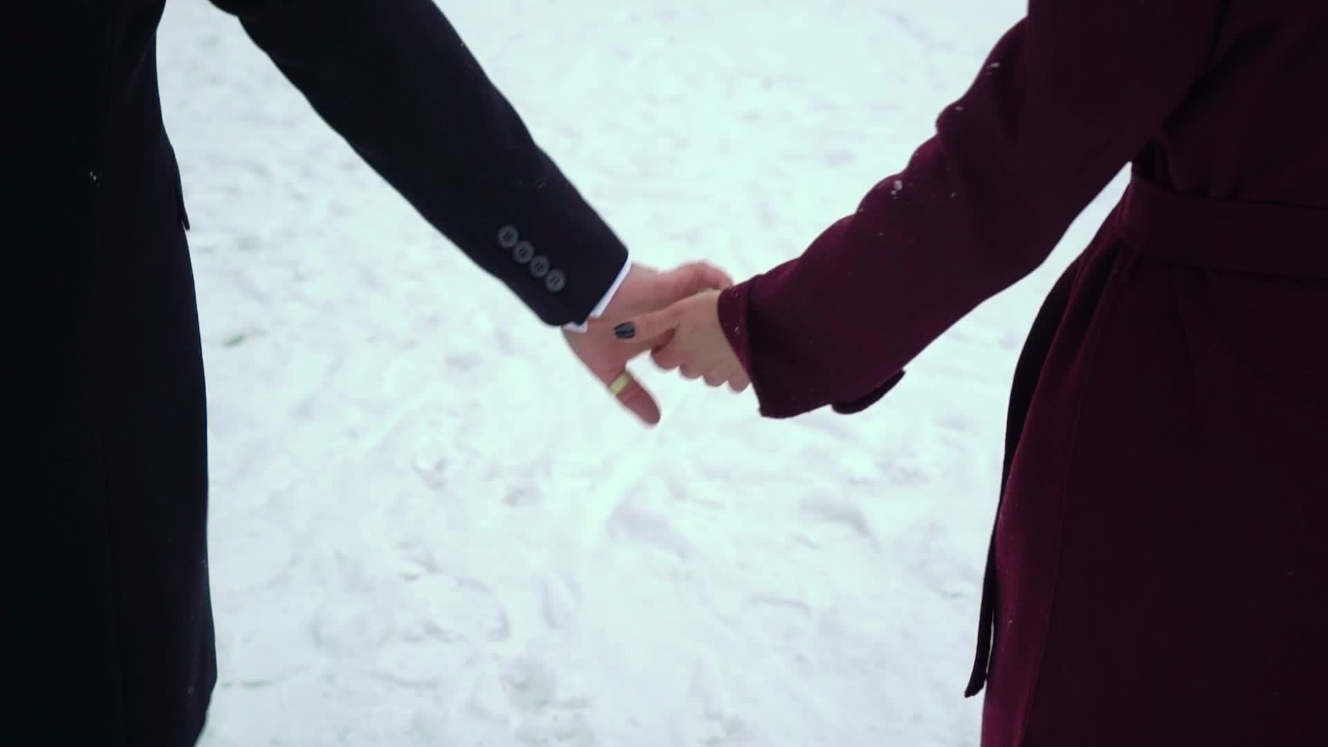 中年夫妇在露出的冬季公园里举手走路视频的预览图