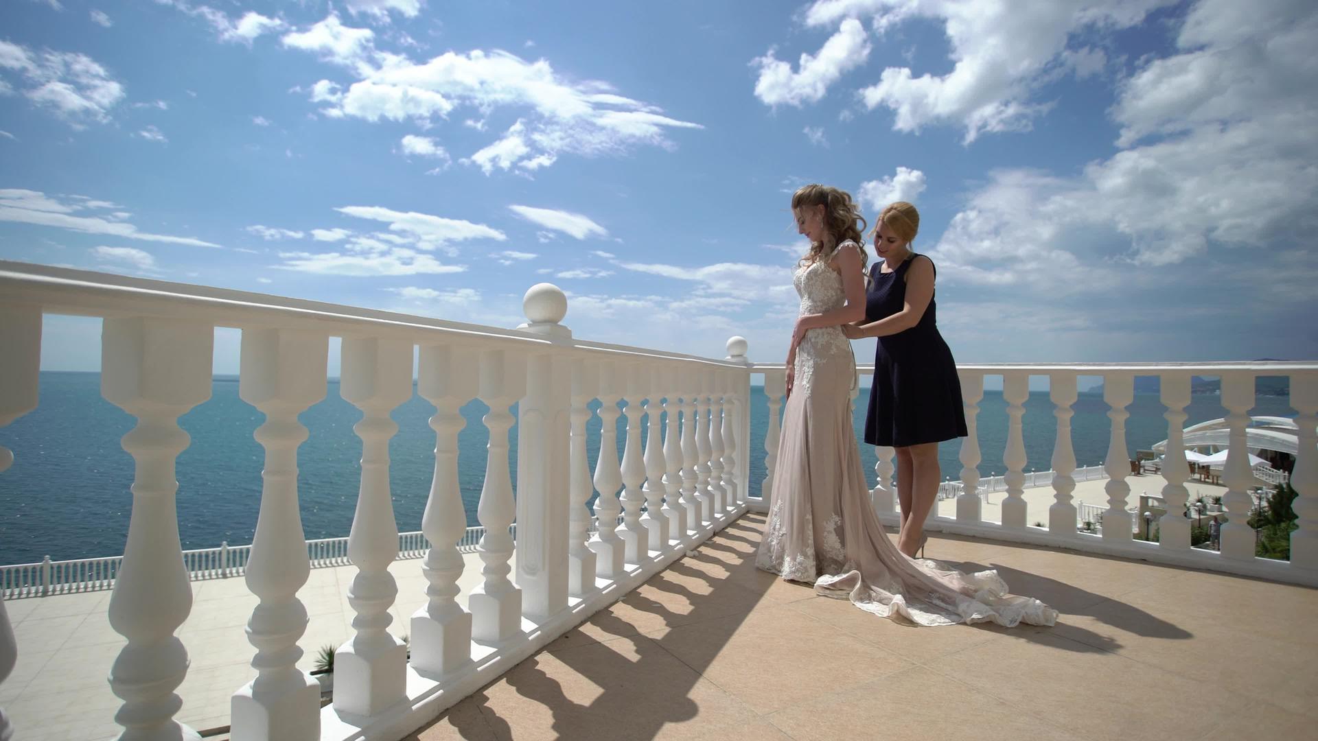 露台旁的伴娘在海上举行婚礼视频的预览图